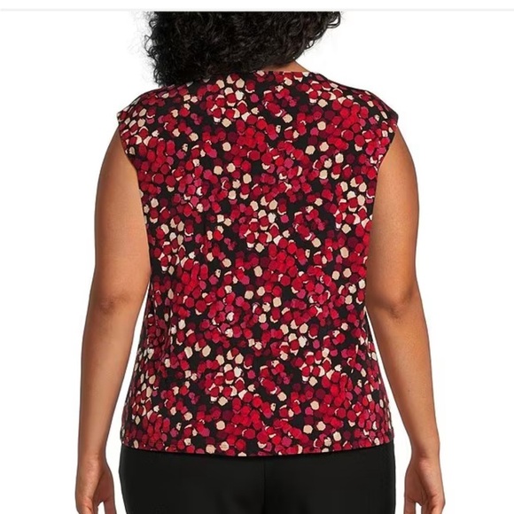 Kasper
Plus Size Printed Keyhole Neck Cap Sleeve To - Picture 2 of 4